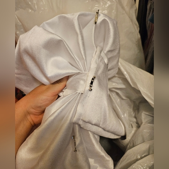 Fitted White Mini Dress With Attachable Bow - Picture 9 of 11